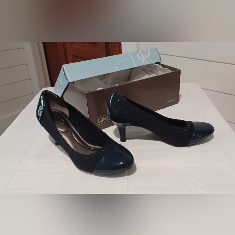 Life Stride Navy Patent Heels